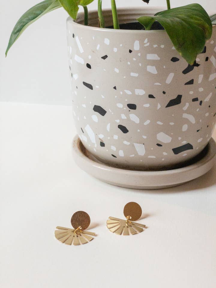 Boucles d'oreilles à clous hypoallergéniques plaquées or Sunni pour la vente par Made by Caylea