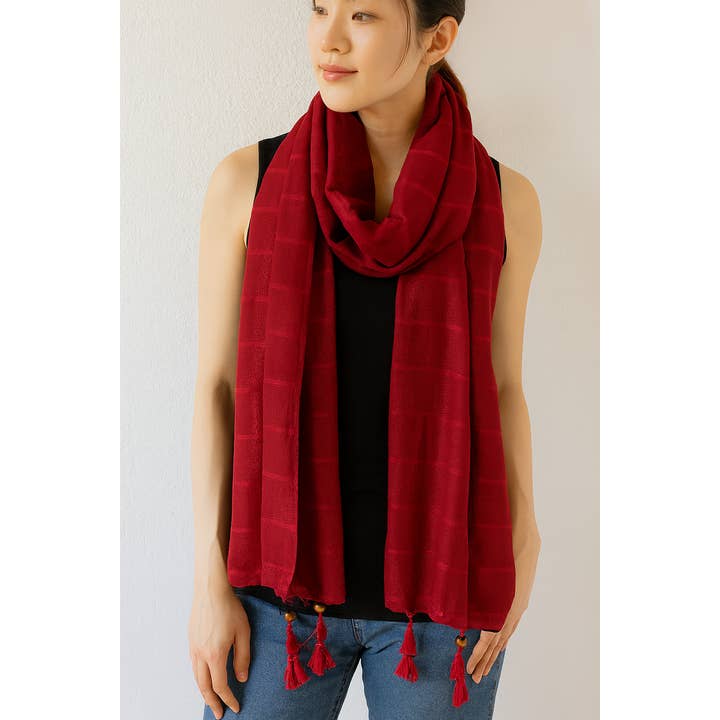 Bufanda de algodón con borlas de cuentas de madera y cuadros burdeos para venta al por mayor de Fennco Styles