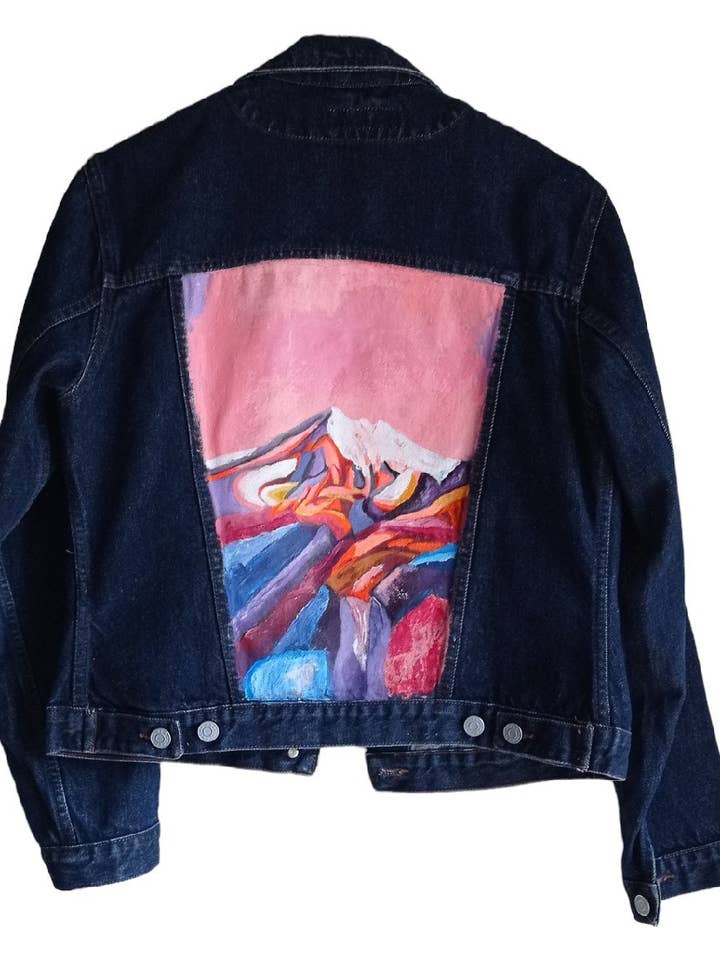 Handbemalte Jeansjacke mit Bergmotiv aus Acryl – Größe S für den Großhandel von GASartcreations