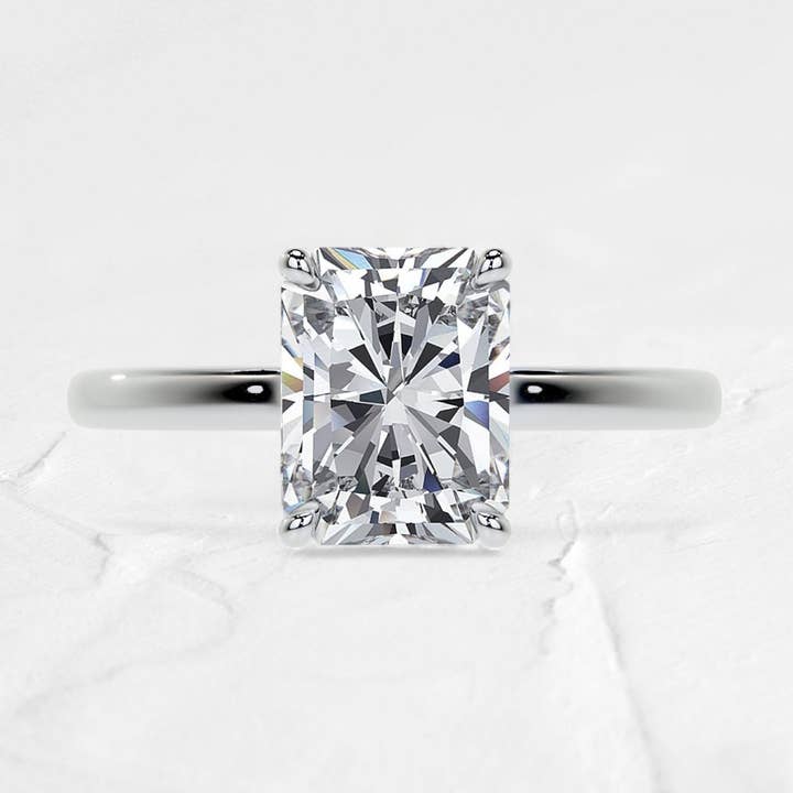 Anello in Moissanite taglio Radiant con Halo Nascosto da 2,5CT in Argento 925 per la vendita all'ingrosso da parte di DJOYR