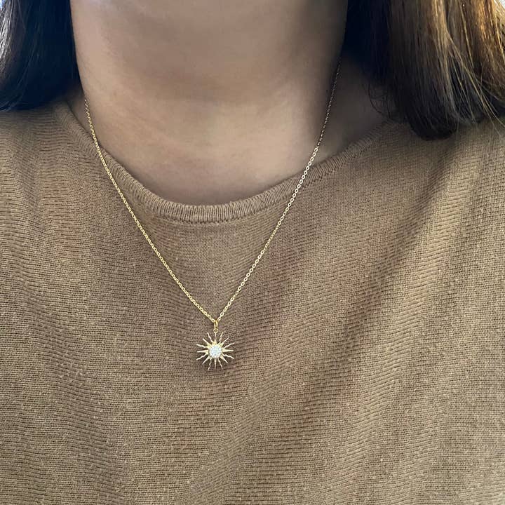 Charm-Halskette mit Sonnenkristall, 18 Karat vergoldet, Sonnenaufgang für den Großhandel von Amady Jewelry