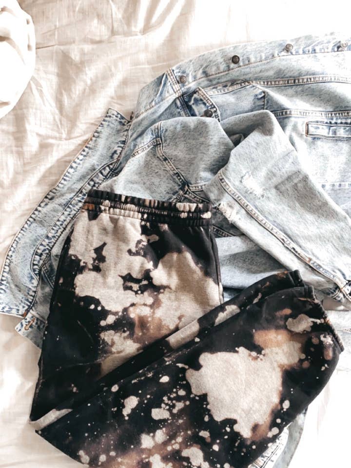 Blegede, syrevaskede sweatbukser for engroshandel hos whaddupkait designs