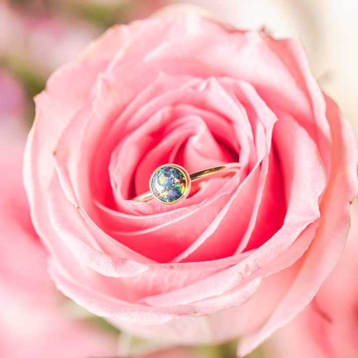 Mineral and Matter - Vente Solitaire - Bague Goldfill Rainbow Colors or noir foncé avec opale noire moyenne 14 carats2