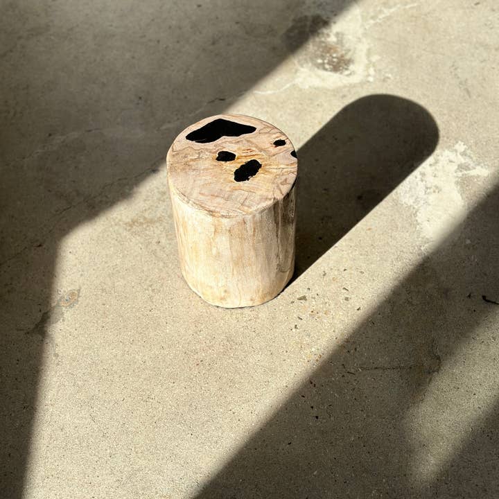 Office Objets - Wholesale Side Table - White petrified wood side table with black spots H:27.5 D:1839