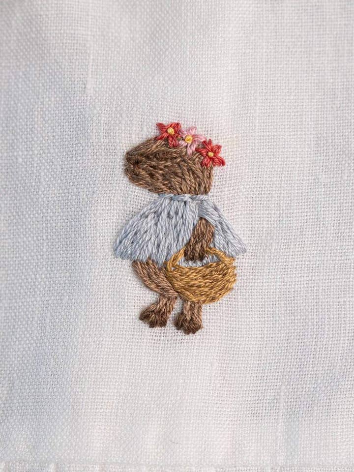 Kapibara Blomsterkorg (3,1x4,1 cm) | Handgjord Broderi för wholesale av La Petite Alice
