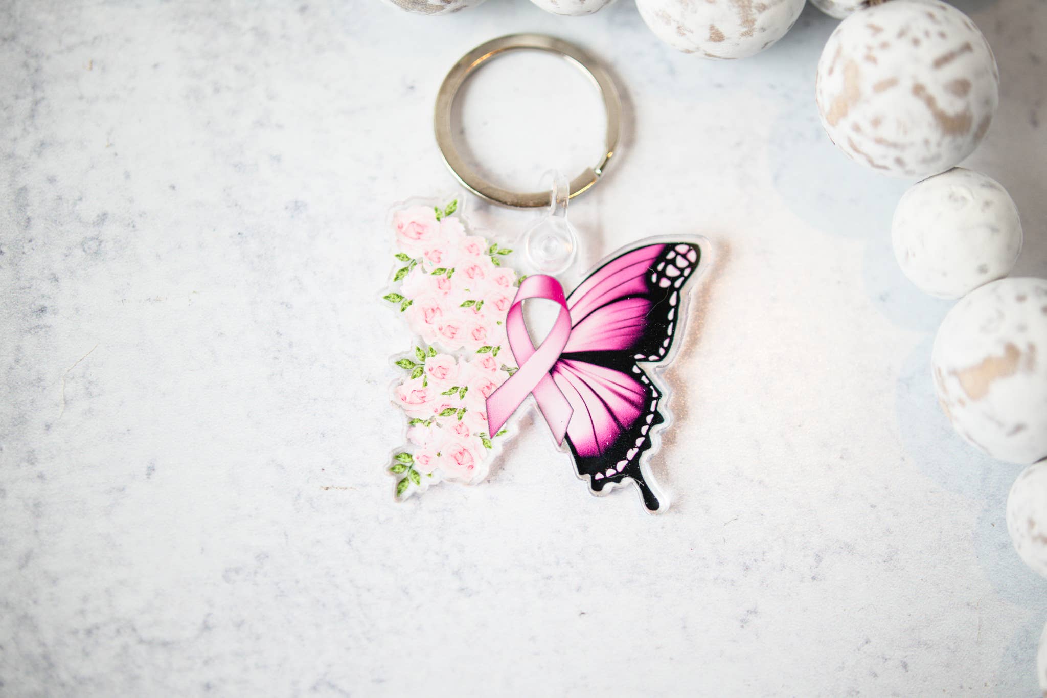 Savannah and James Co – wholesale Nyckelringar - Dam – Bröstcancer fjäril akryl nyckelring, 2"2