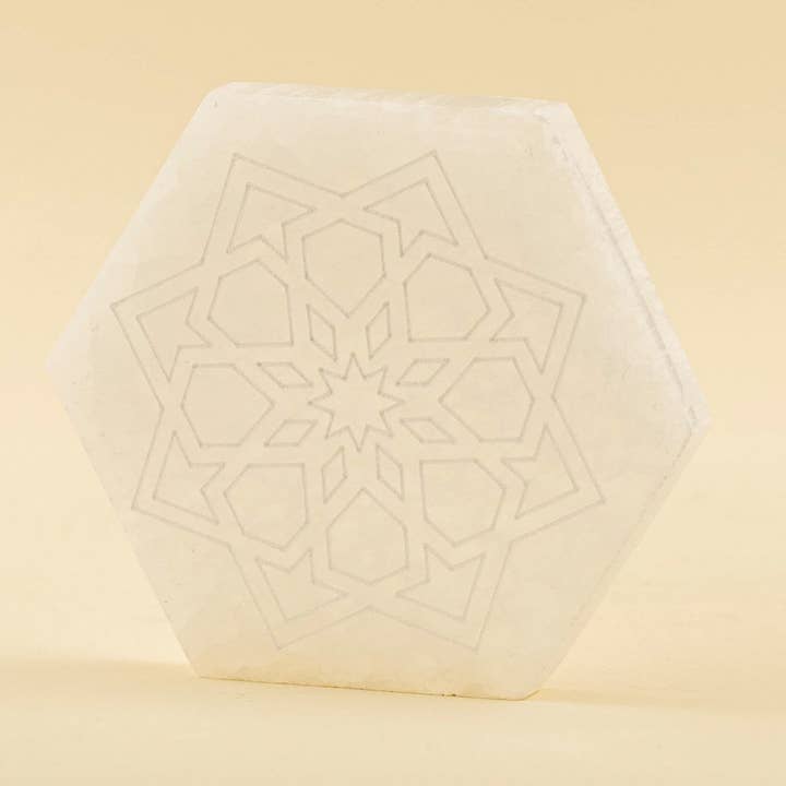 Plaque de sélénite hexagonale gravée géométrique pour la vente par Eat.Read.Love.Inc.