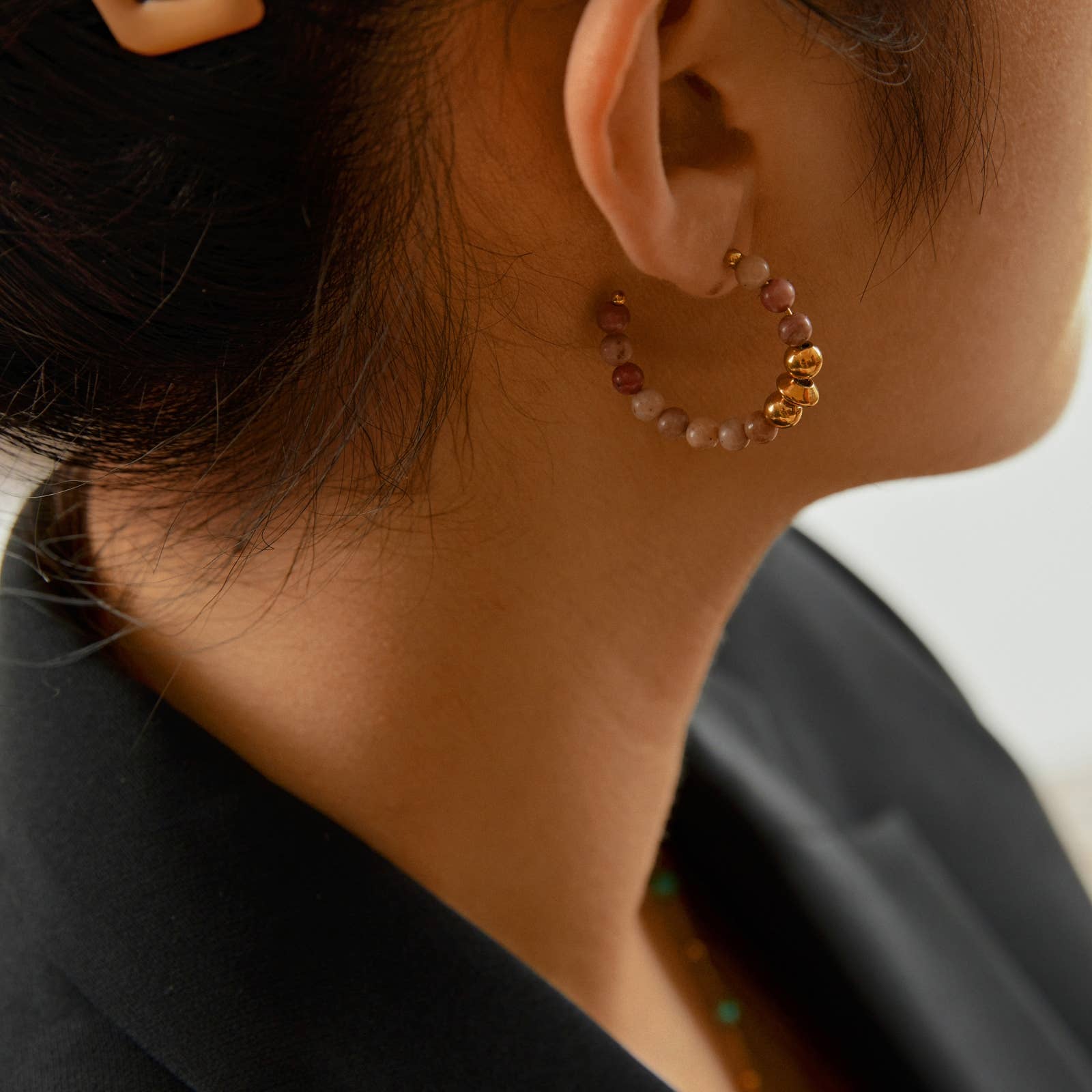 Lovelika – Engroshandel Enkeltøreringe – Creoler med naturlige sten - Freesia6