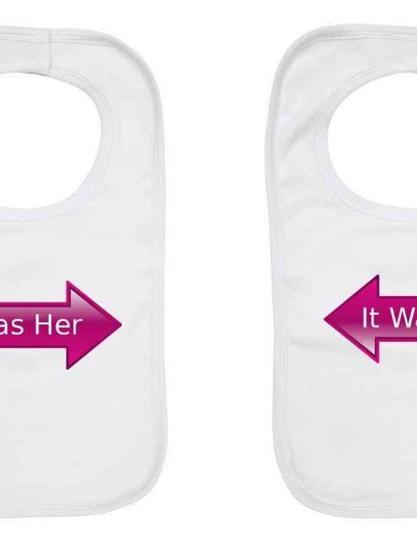 ”Det var hennes” tvillingpaket, Twin Baby haklappar. för wholesale av Little Ratbag