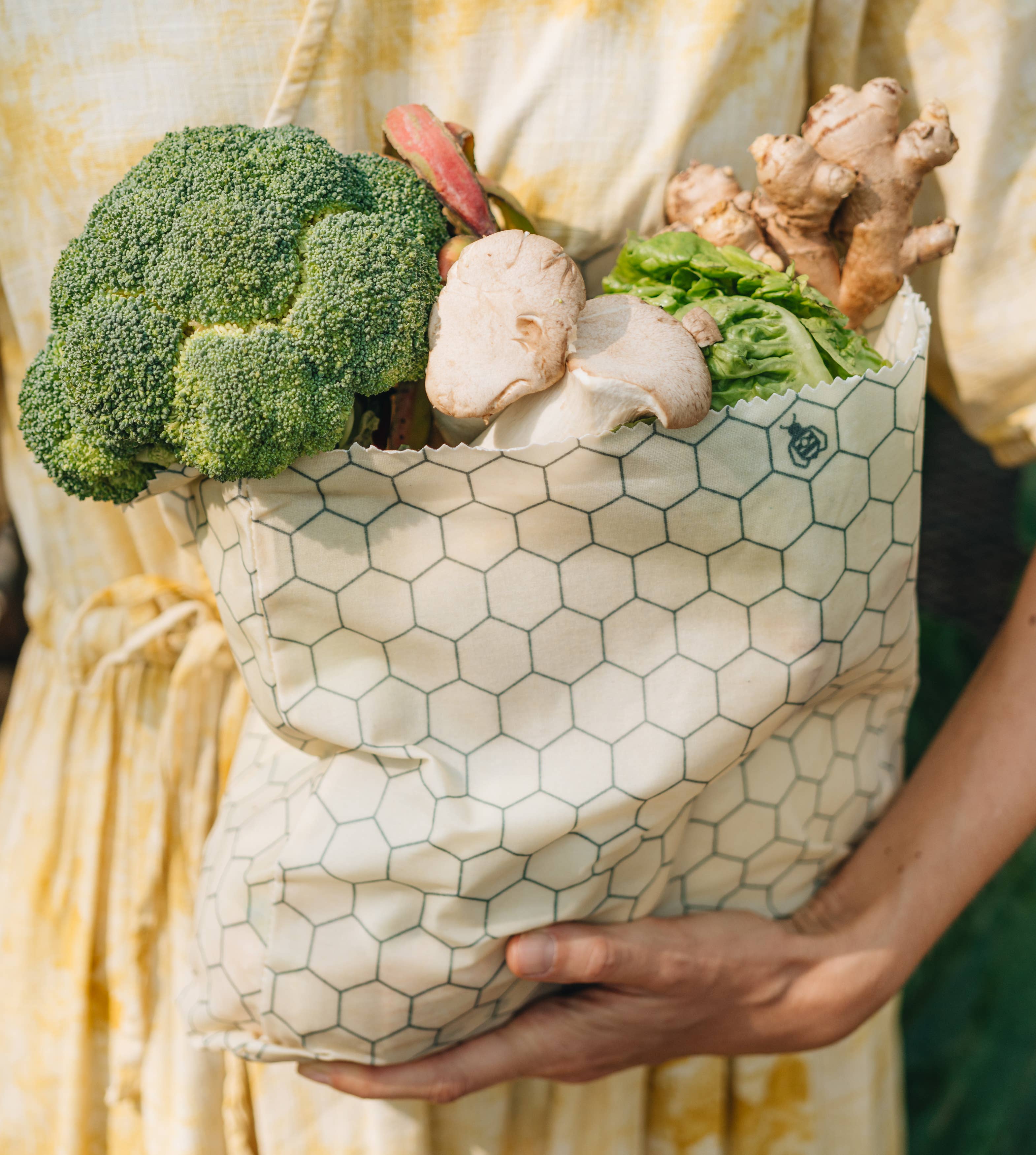 SuperBee - Eco Living Made Easy – Engroshandel Indpakning/pose til opbevaring af mad – Medium genanvendelig brødpose i bivoks - Hexagonia2