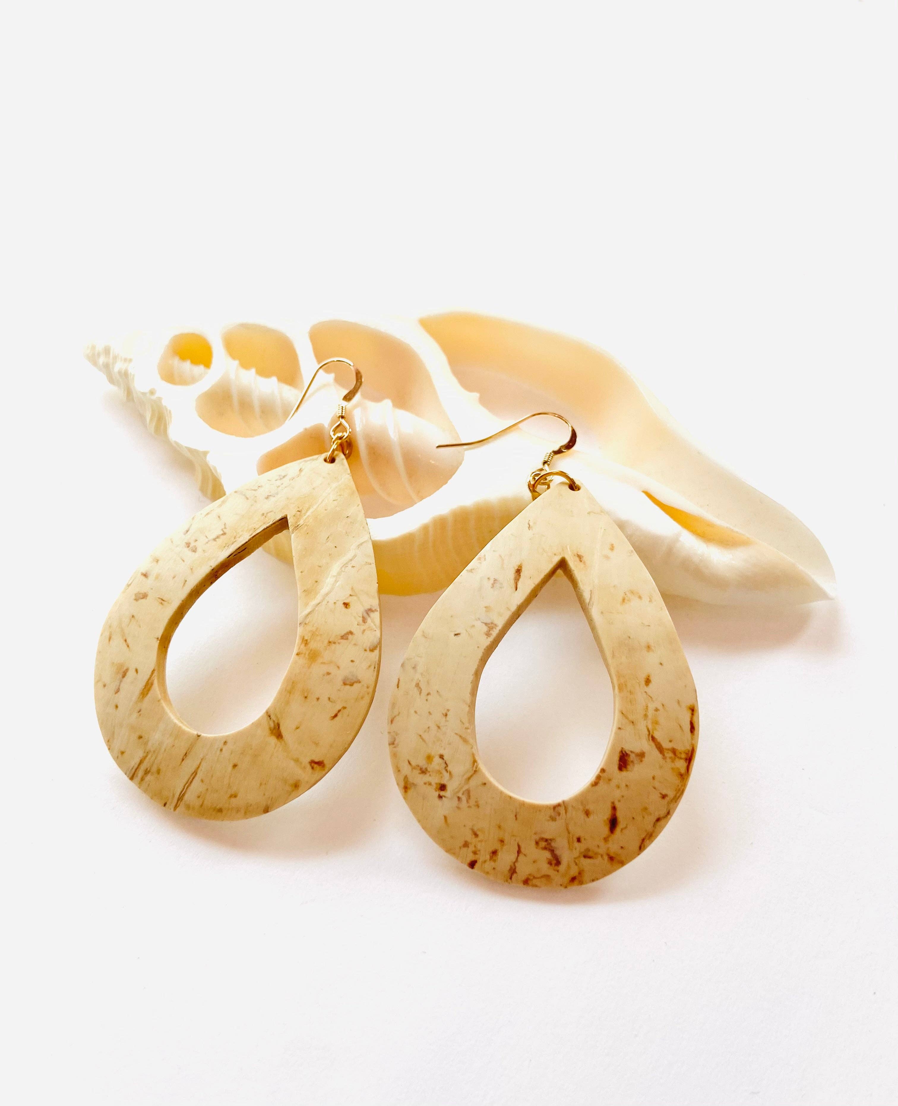 Coco & Souls - Venta al por mayor Pendientes colgantes - Pendientes de cáscara de coco con forma de lágrima hueca blanca