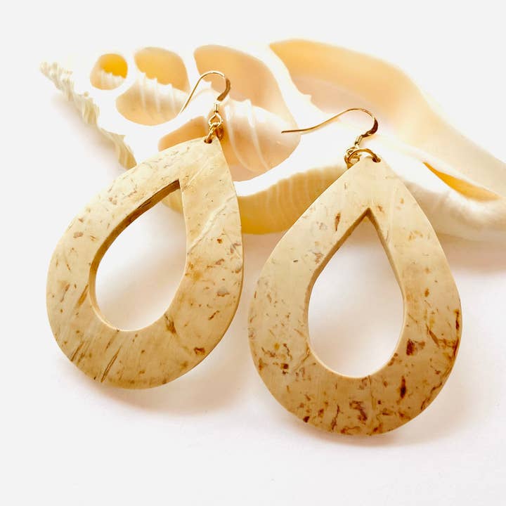 Coco & Souls - Venta al por mayor Pendientes colgantes - Pendientes de cáscara de coco con forma de lágrima hueca blanca0
