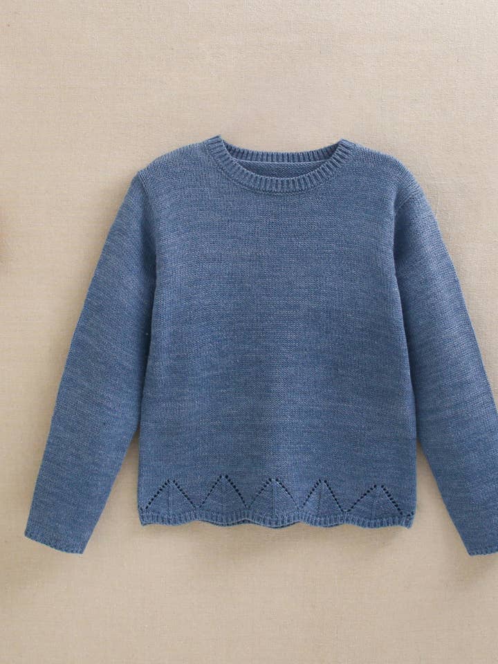 Flicktröja i blått med hålmönster och vågmönster nedtill för wholesale av Dadati