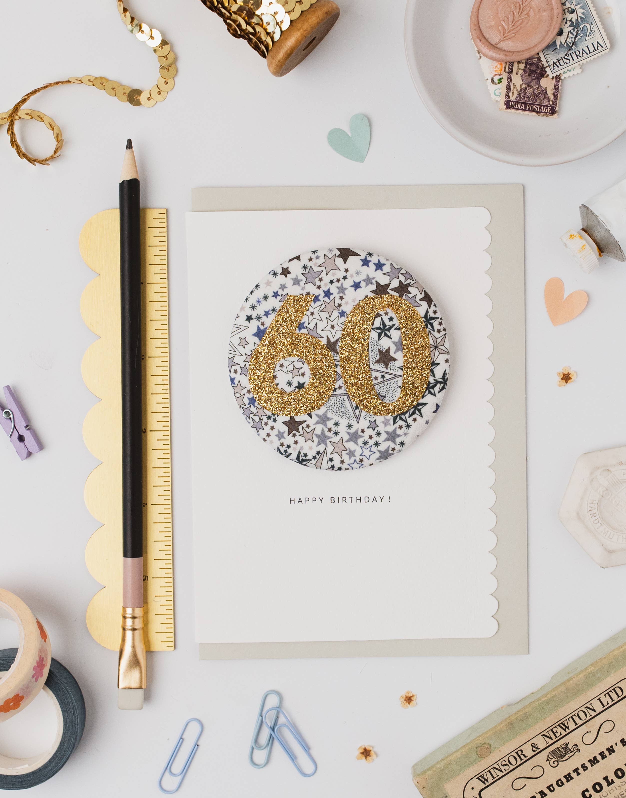 The Charming Press - Vendita all'ingrosso Biglietti di auguri - Distintivo di Compleanno Età 60 - Tessuto Desiderio di Liberty Adelajda1