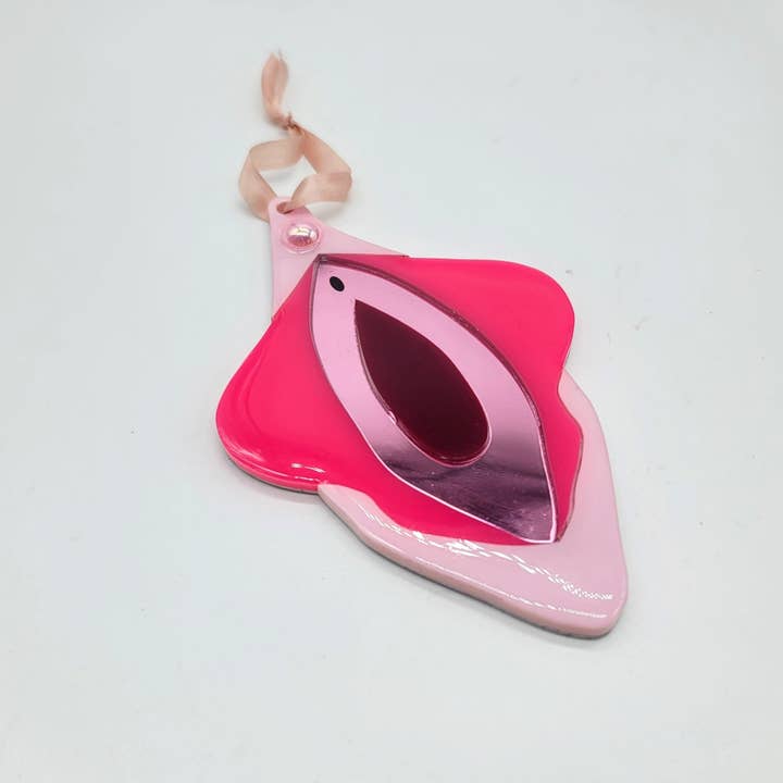 Ornement vulvaire pour la vente par Mixtape Your Life