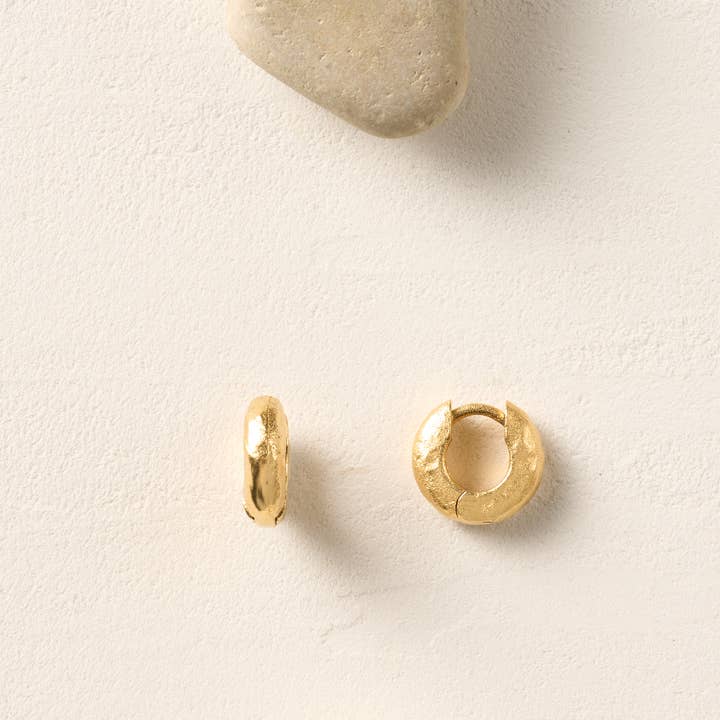 Anilla miniøreringe | Smykker i guld | Vandafvisende gave for engroshandel hos Agapée Jewelry (We cover US, UK, Switzerland Import Duties)