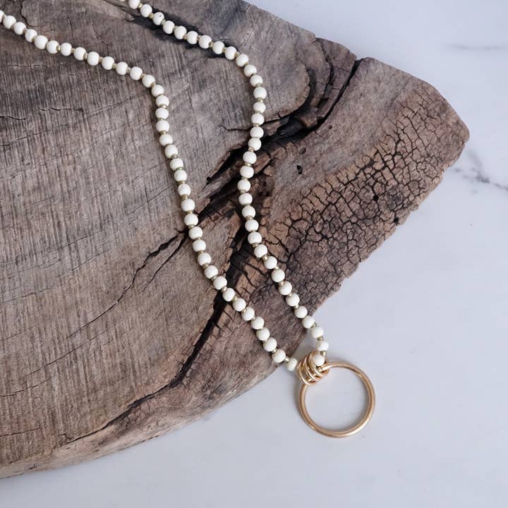 PennyLine inc - Vente Collier de perles - Collier long en perles de bois avec anneau cercle doré - Crème2