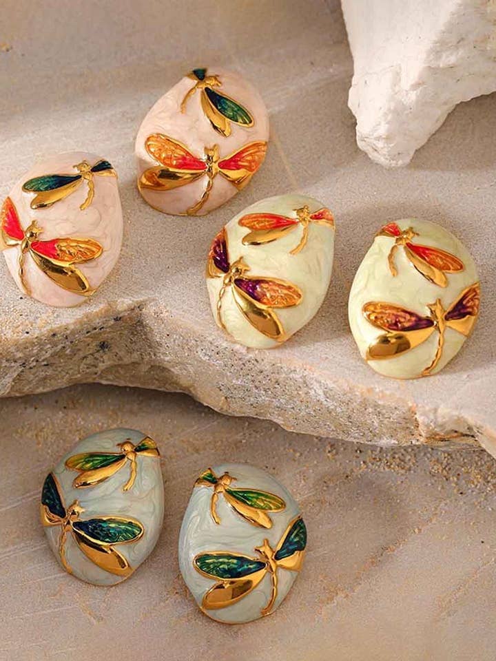 Orecchino a Perno Asimmetrico a Forma di Ovale in Smalto con Libellula DP25F791 per la vendita all'ingrosso da parte di Dipped Shop