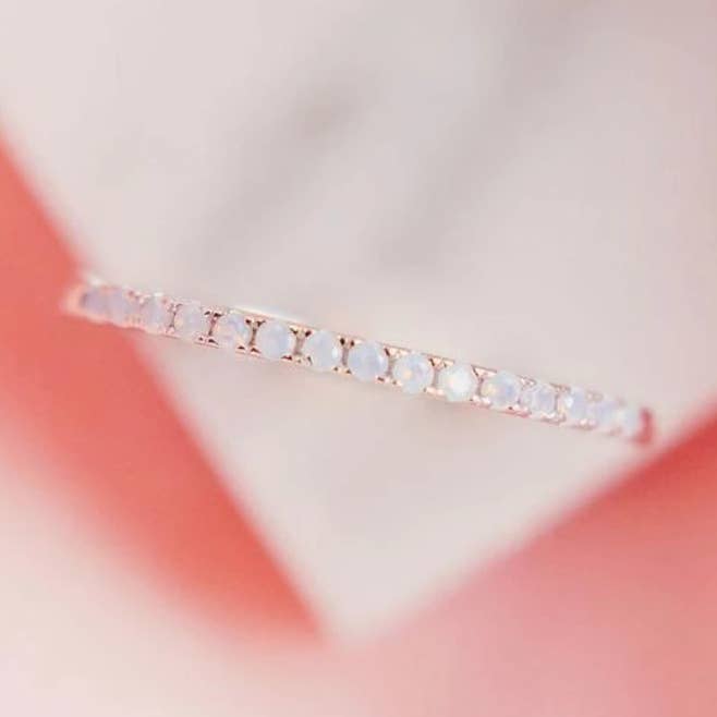 Mikro-Pavé-Stapelring in Zuckerwatte für den Großhandel von Chloe + Lois