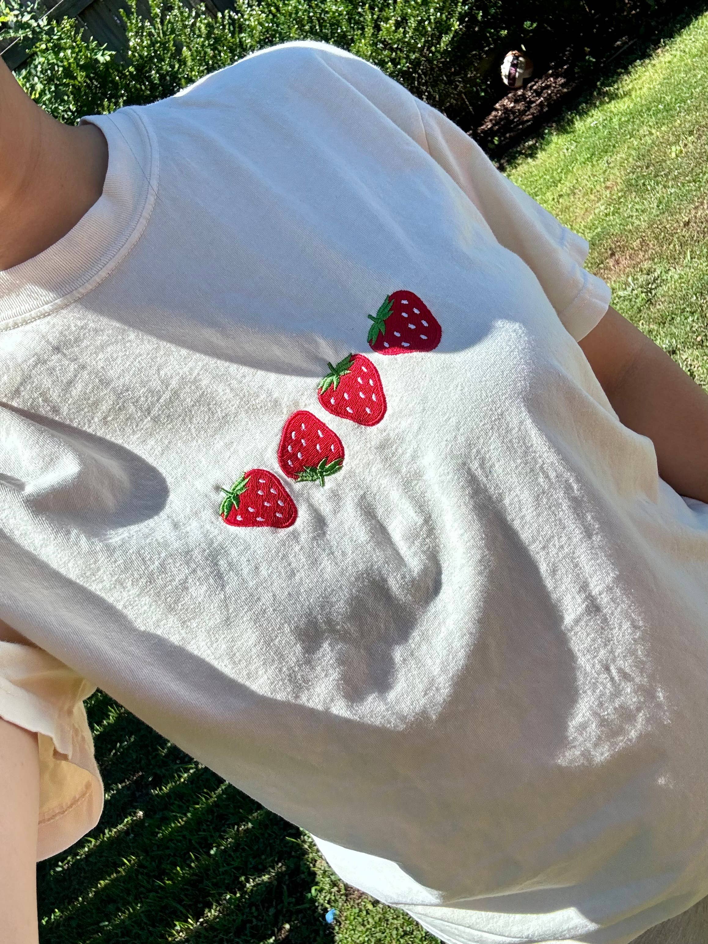 The Rach Co LLC - Vendita all'ingrosso Maglietta - Donna - T-shirt ricamata con fragole1