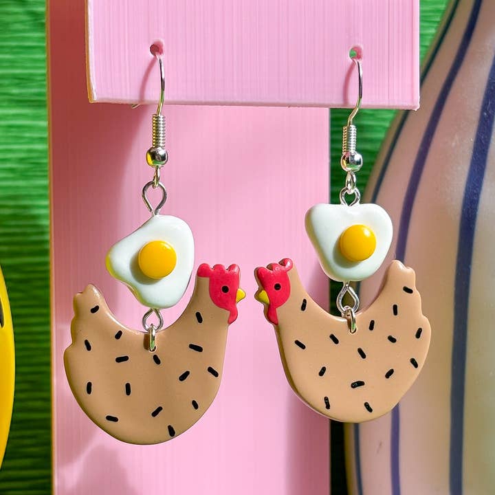 Boucles d'oreilles poulet œuf au plat marron pour la vente par The Clay Drop
