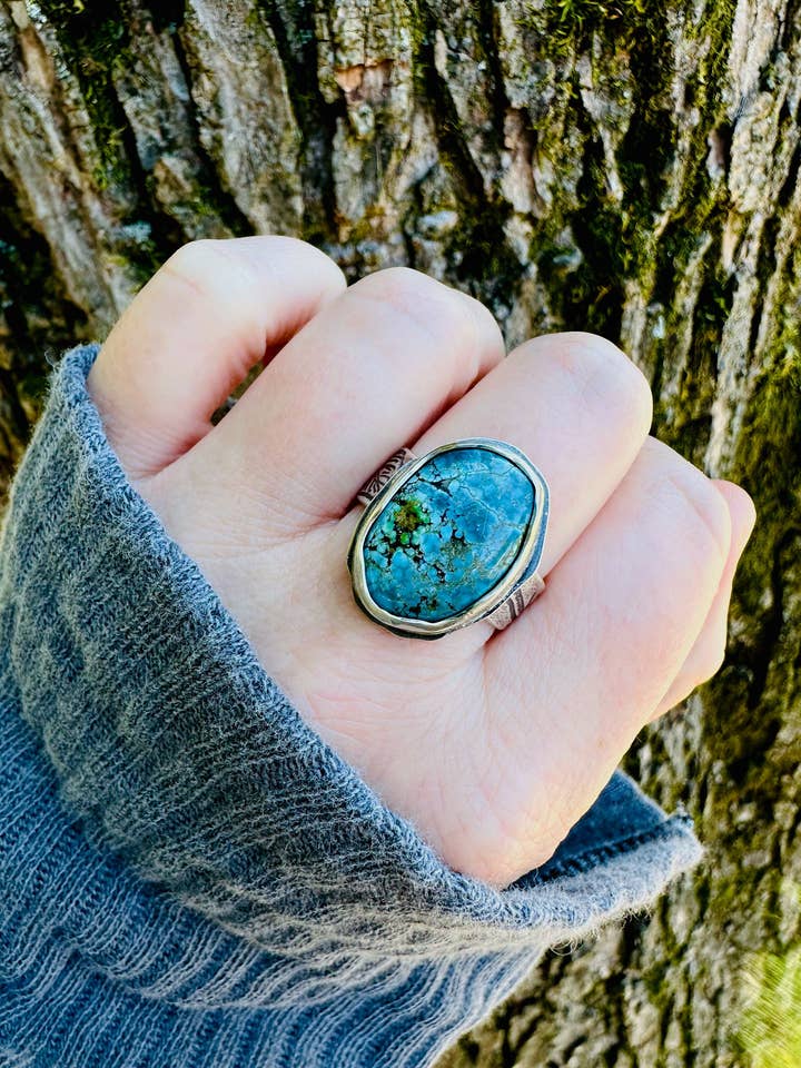 Bague Bohème Rêveuse Turquoise avec Anneau Gravé de Citation Plume pour la vente par Peaces of Indigo