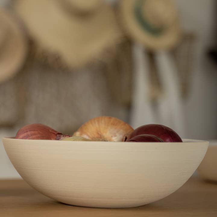 Bol de service blanc brut pour la vente par The Barclay Studio