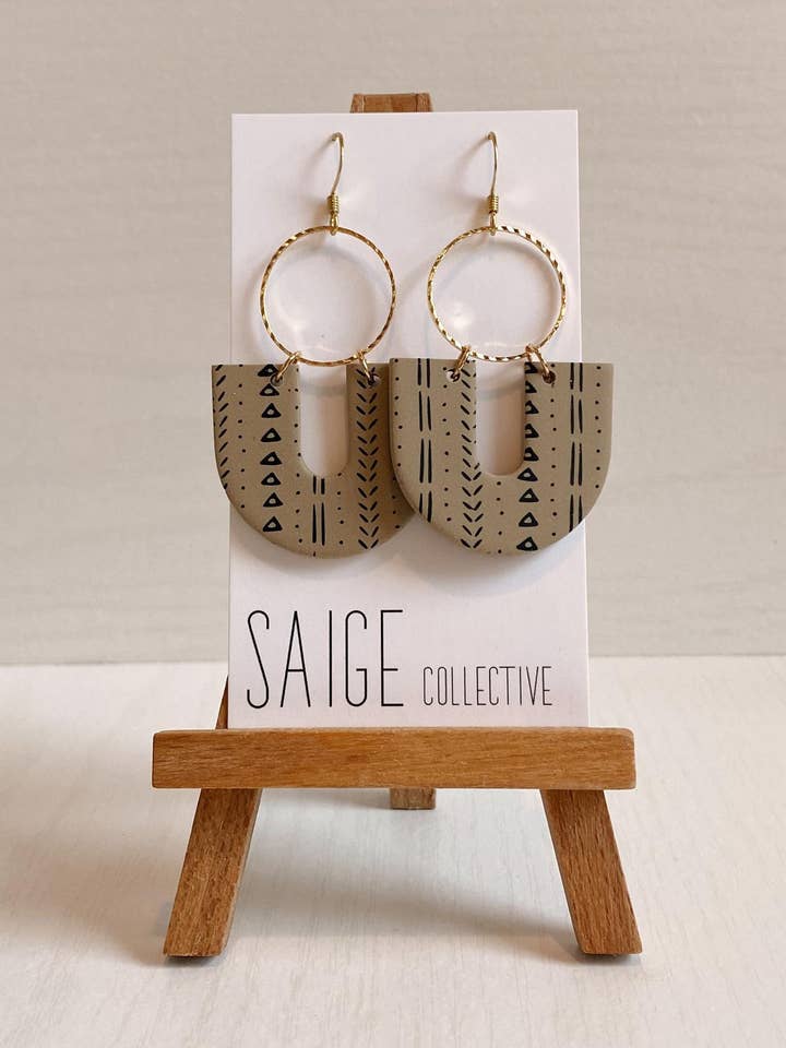 Reiya - Orecchini in argilla di fango kaki per la vendita all'ingrosso da parte di Saige Collective