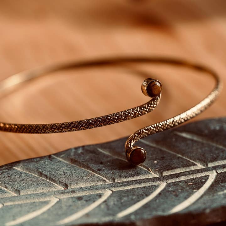 Brassard en laiton - Bracelet-manchette en œil de tigre – Bracelet de haut de bras doré texturé, Bijoux bohèmes « déesse », Brassard réglable effet statement, Festival pour la vente par Kaali Boutique