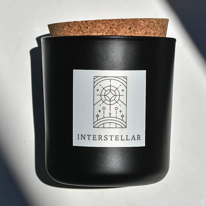 Interstellar Tumbler Candle i svart glas+kork för wholesale av Herland Home