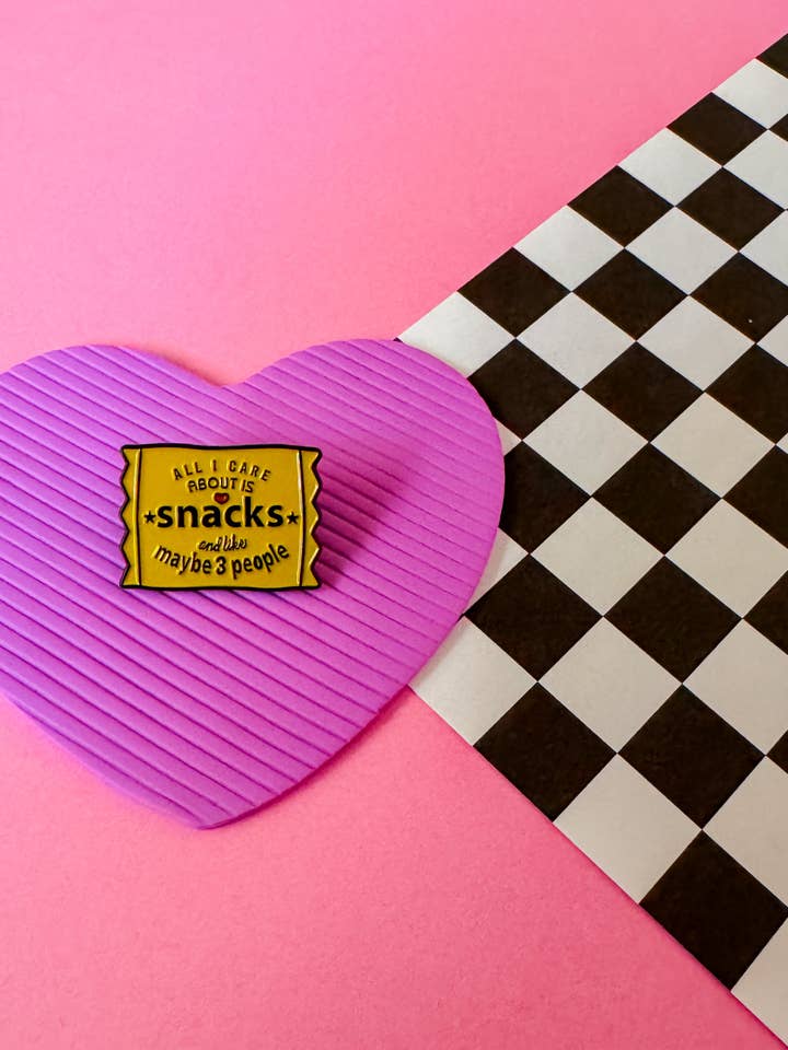 J'aime les snacks | Épingle en émail pour la vente par Larry’s Waffle Shop