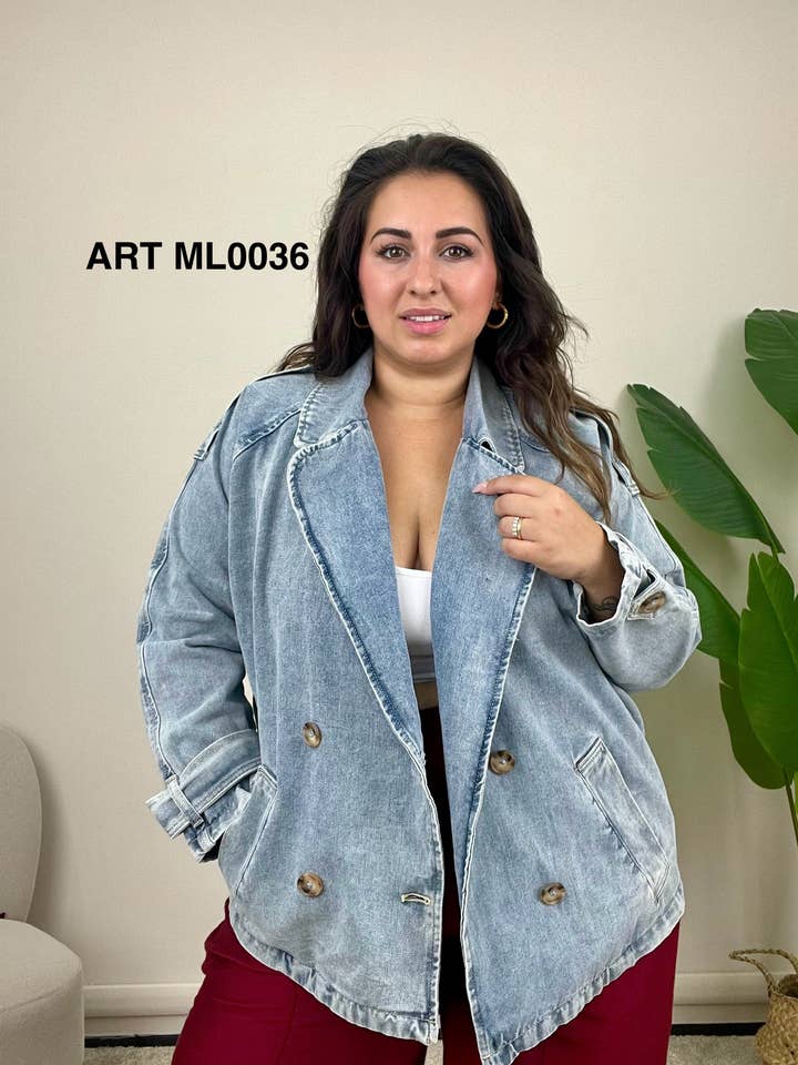 Veste en jean grande taille avec détails aux épaules pour la vente par DIADEMA CURVY