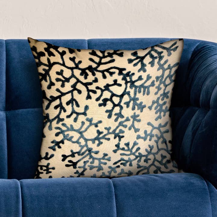 Plutus Home Brands – Großhandel Zierkissen – Deep Blue Reef Blue, cremefarbenes Luxus-Dekokissen mit Blumenmuster