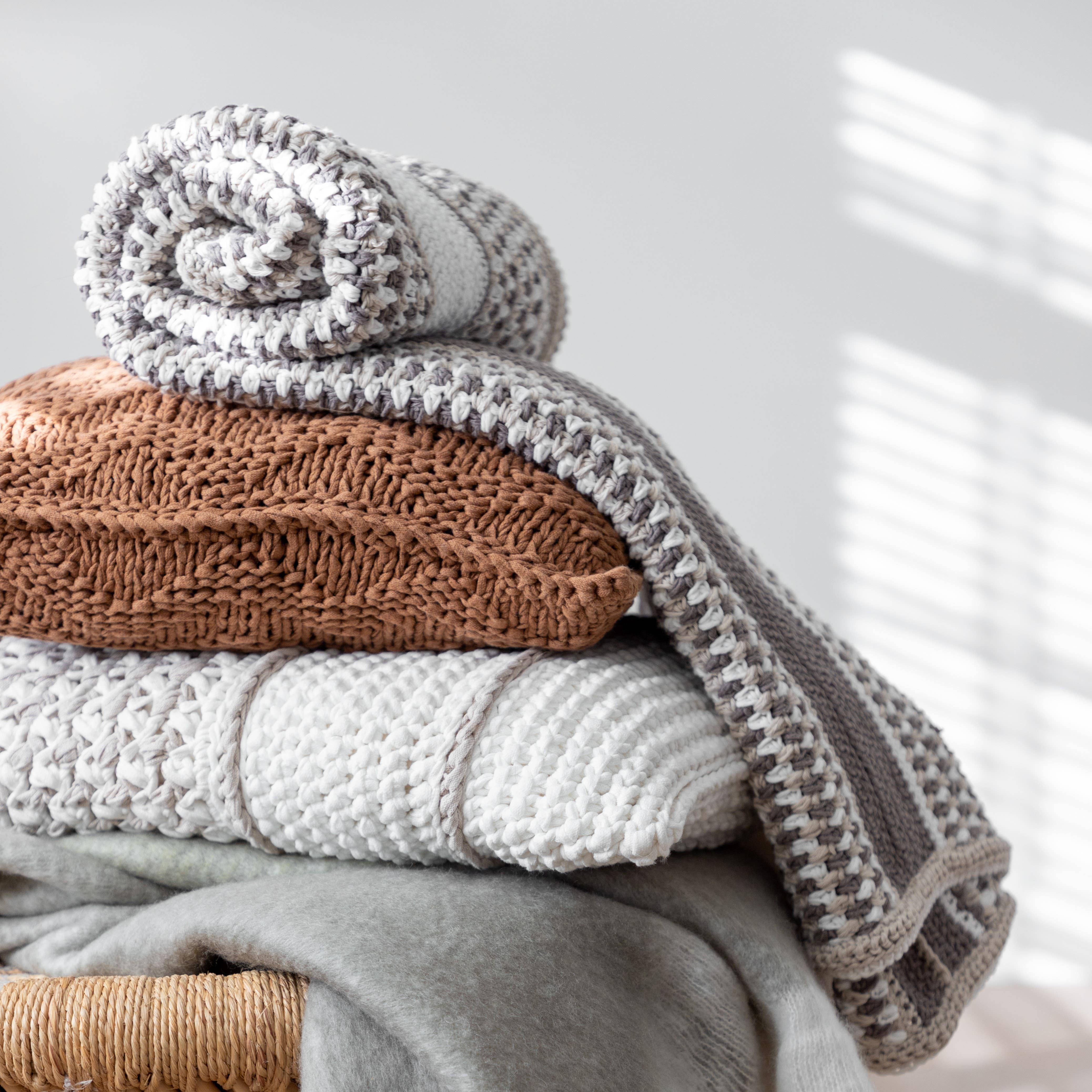 Hoooked Yarns – wholesale DIY craft kit – DIY Crochet Kit Rectangular Cushion Danderyd1