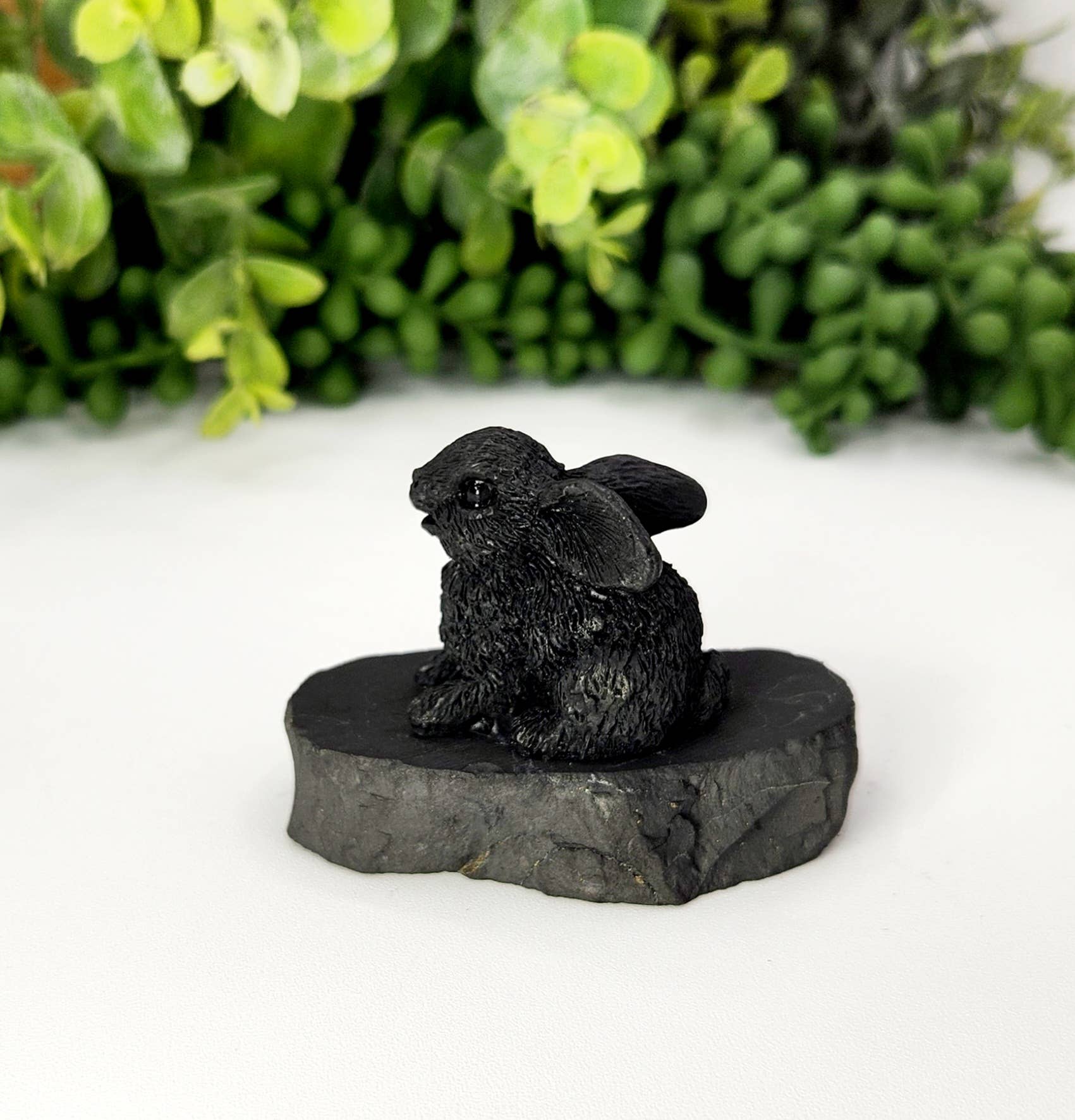 Meraki Gemstones – Engroshandel Pyntefigur – Shungite figur kanin-EMF-beskyttelse (5x4x4,5cm)5