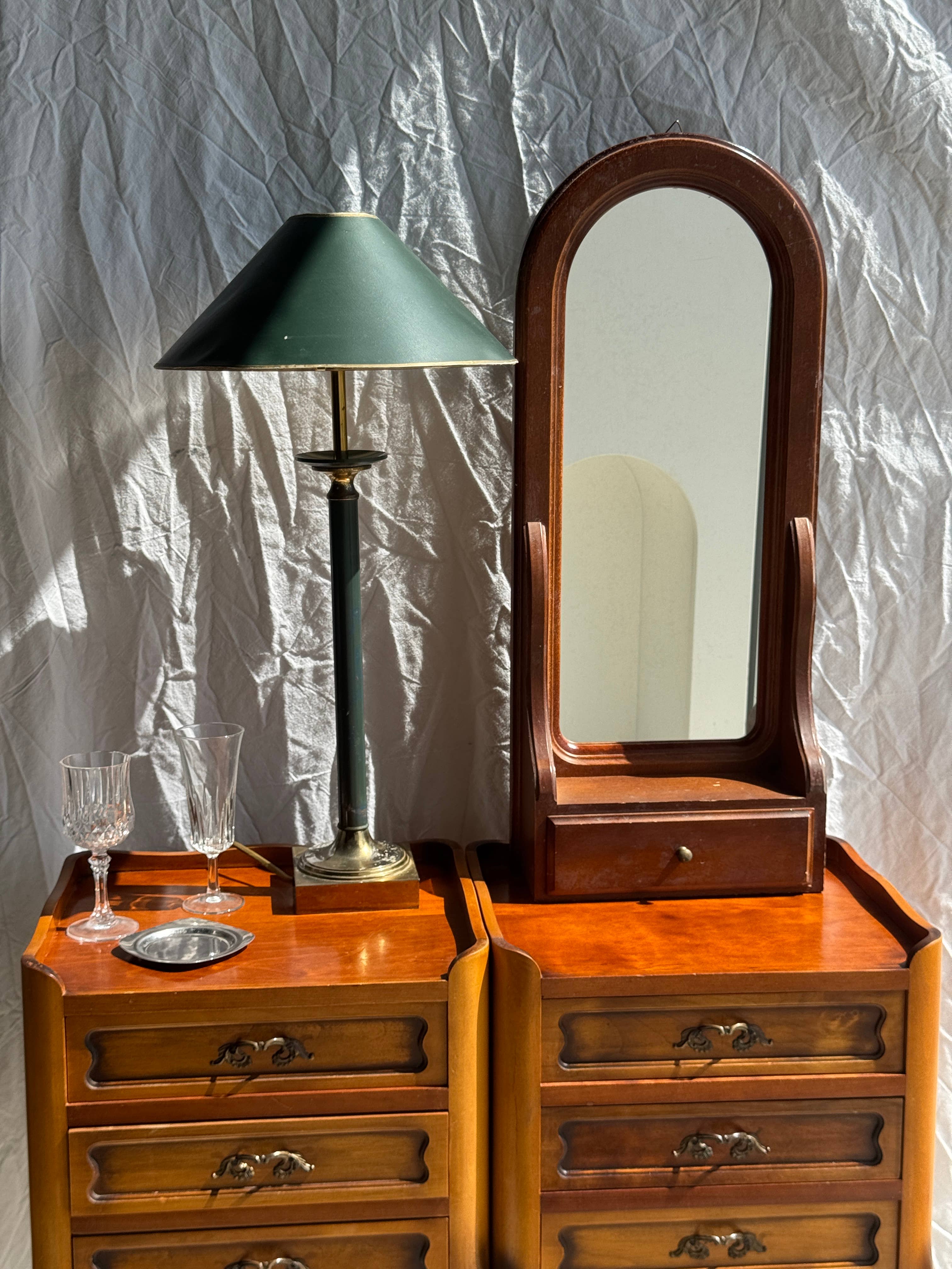 Office Objets - Wholesale Wall Mirror - Rounded mirror with a brown wooden drawer H671