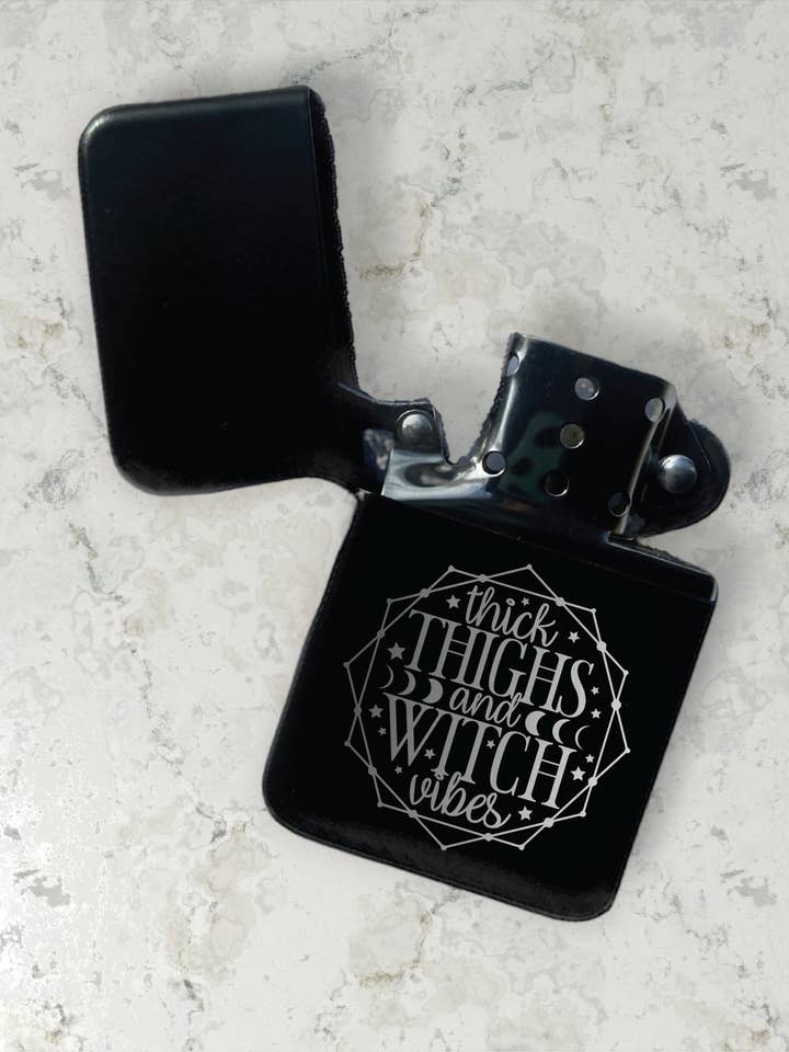 Encendedor de metal a prueba de viento con tapa abatible grabado en muslos gruesos para venta al por mayor de Three Witches Tea Shop