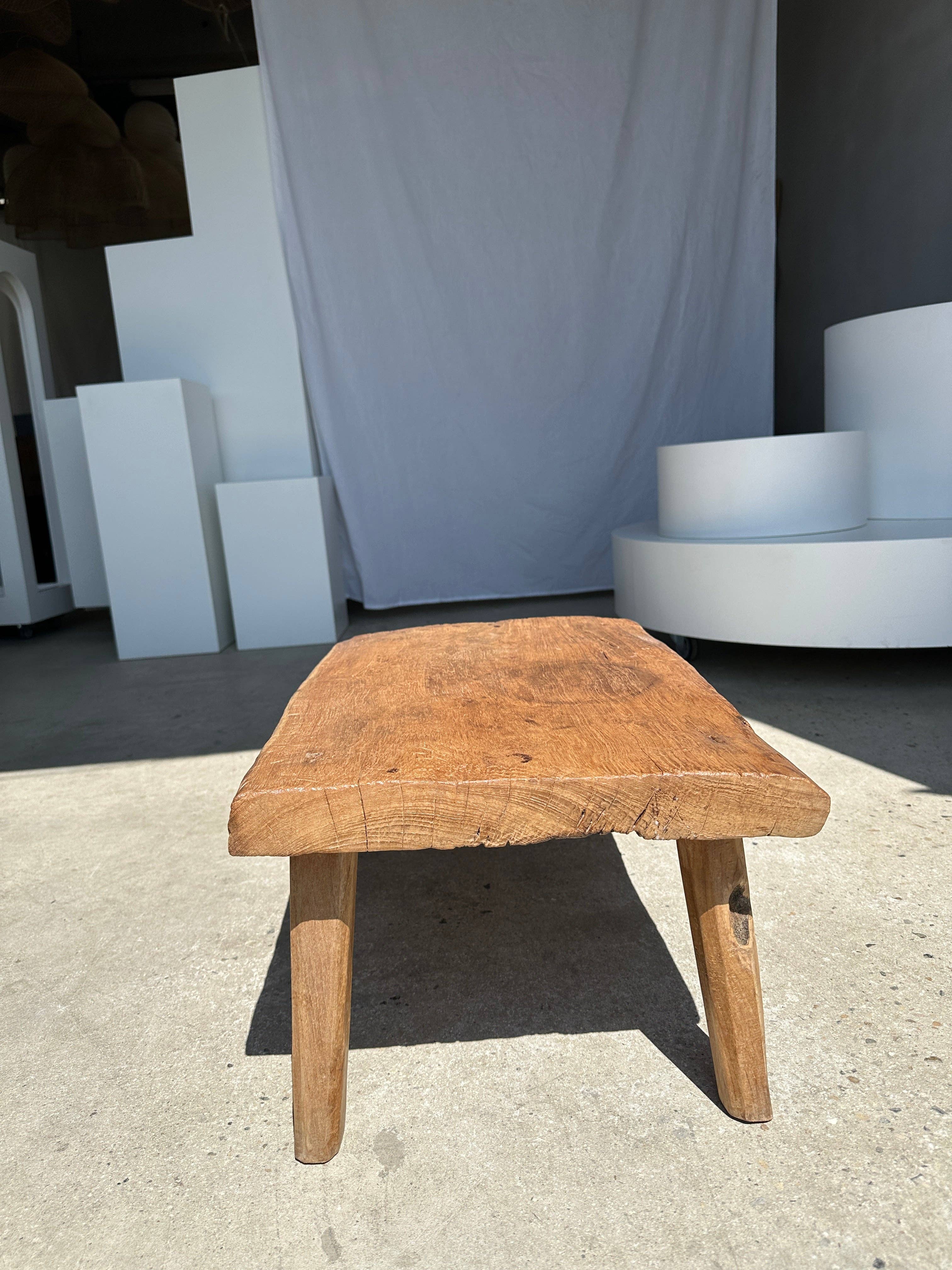 Office Objets – Großhandel Beistelltisch – Kleiner leichter Couchtisch aus hellem Teakholz mit vier Beinen H: 30 L: 63,5 B: 40 cm8