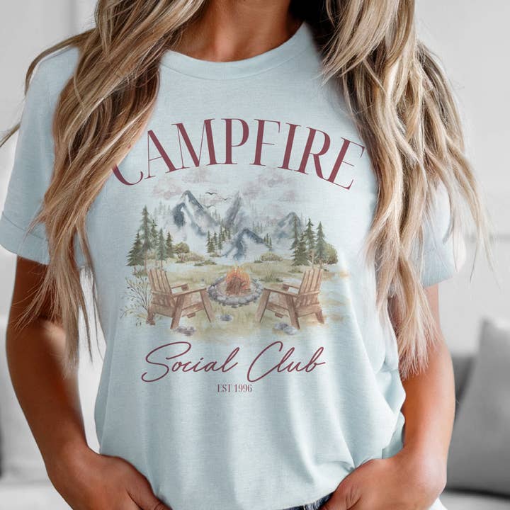 Camping Udendørs Social Klub Vandring Eventyr Grafisk T-shirt for engroshandel hos Par.tees by Party On!