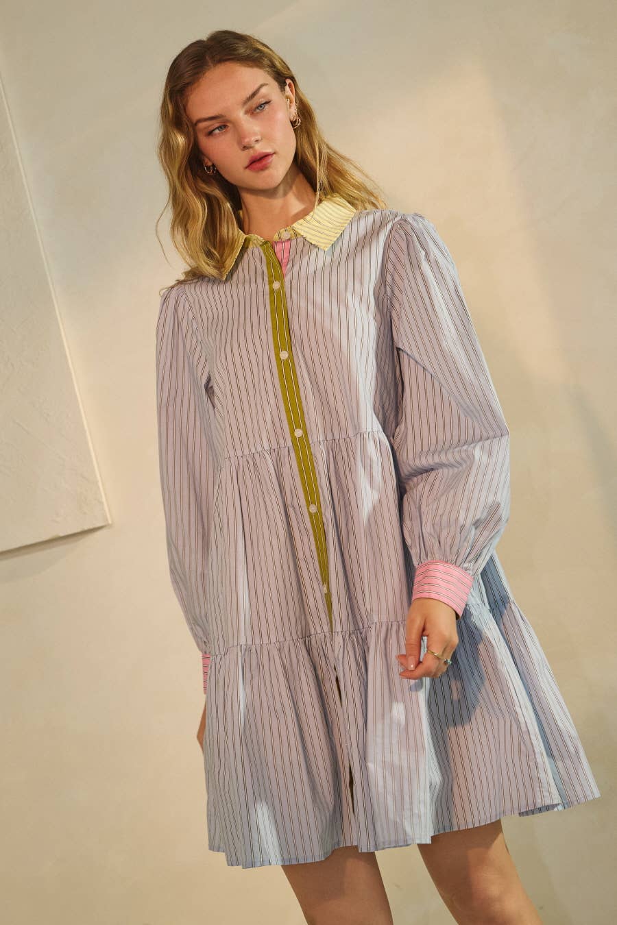 Blaue Kombo Plus gestreiftes, gestuftes Hemdkleid mit Knopfleiste für den Großhandel auf Faire1
