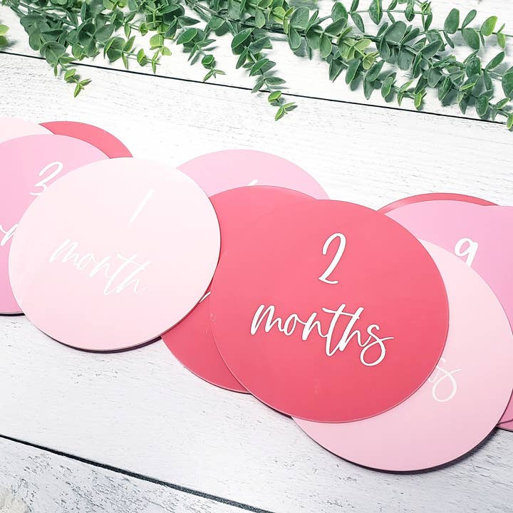 Akryl Baby Girl månedlige milepæl kort | Graviditet gave (Danish) for engroshandel hos Rosie and Vi