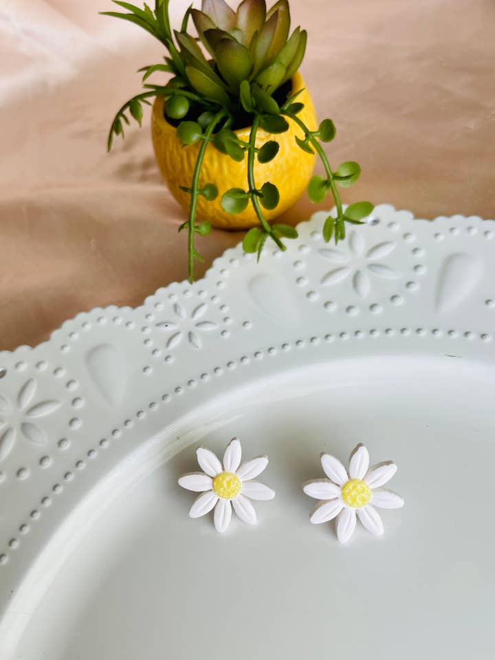 Petits clous marguerites pour la vente par Clouds of Clay Jewelry