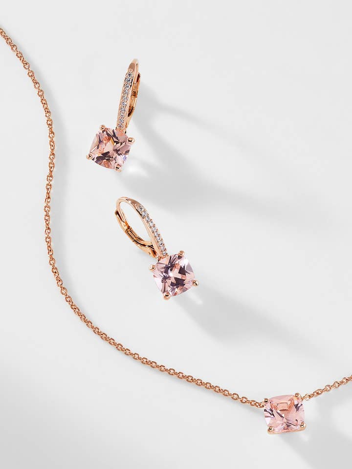 BRUDEPIGER LYSERØD STEN HALSKÆDE OG ØRERINGESÆT for engroshandel hos NADRI