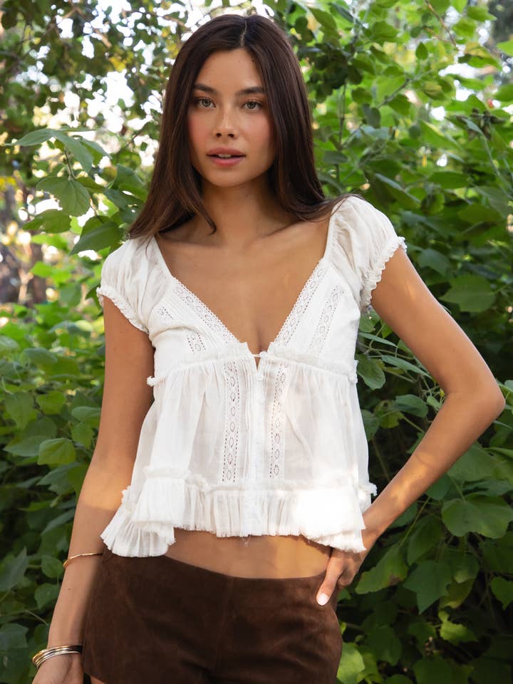 AVELINE Top Babydoll Boho con Scollo a V, Maniche a Palloncino e Rifiniture in Pizzo per la vendita all'ingrosso da parte di TICTOC