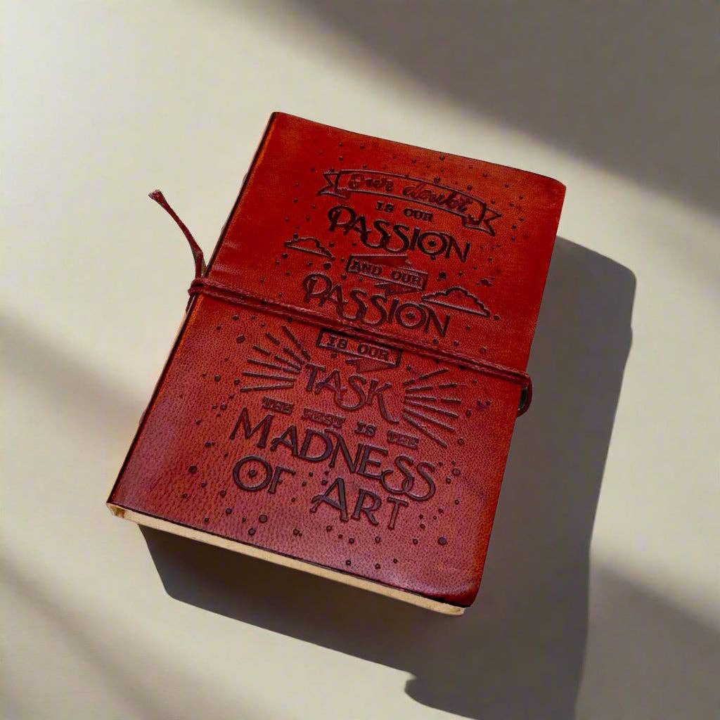 Soothi | Containers Of Creativity - Venta al por mayor Diario/agenda - Cuaderno de Cuero con Cita de Henry James - "Nuestra Duda es Nuestra Pasión" para Artistas y Escritores1