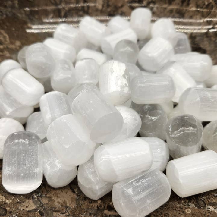 Selenite burattata (2,5 cm di lunghezza circa) per la vendita all'ingrosso da parte di Meraki Gemstones