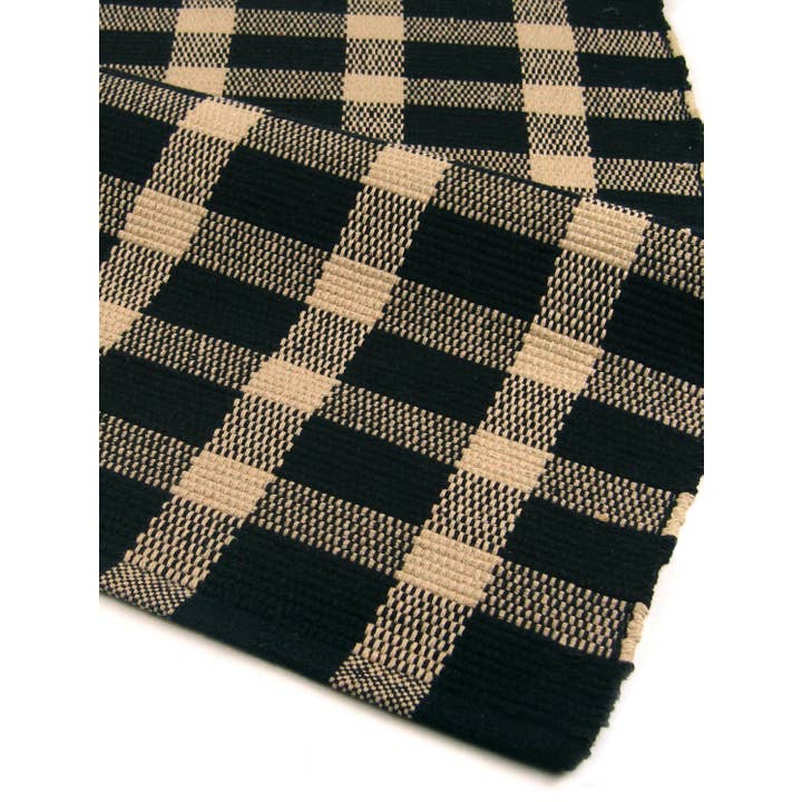 Tavern Check 30 X 50 Zwart voor wholesale door Michaelian Home/India Overseas Traders, Inc.