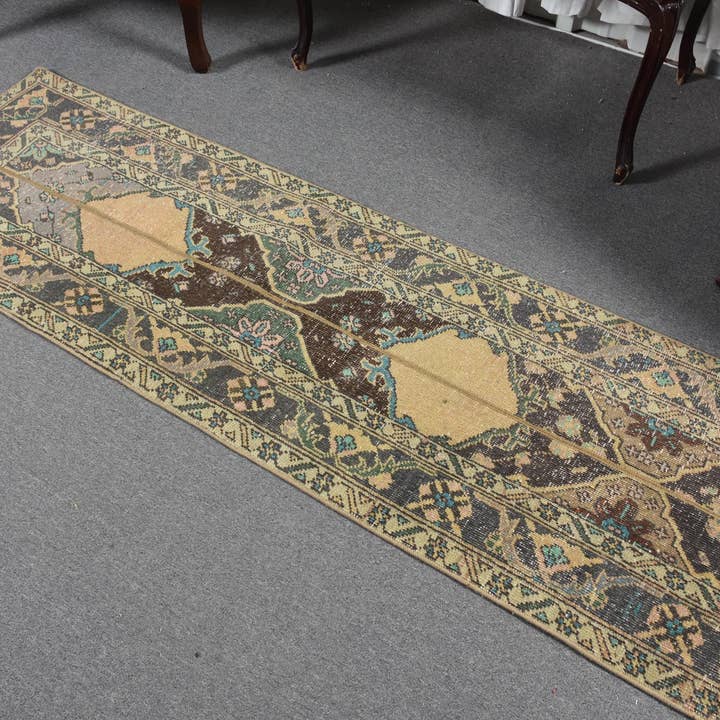 Türkischer Läufer 2 × 6,4 ft, Vintage-Teppich, braun-gelber orientalischer Wollteppich für den Großhandel von Vintage Rugs Loom