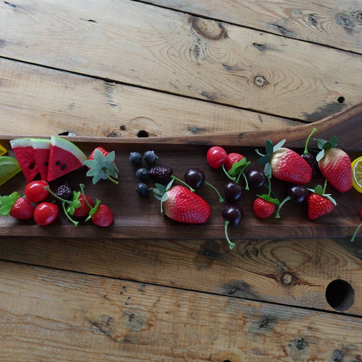 Plateau à charcuterie en noyer XL pour la vente par The Gant Collective