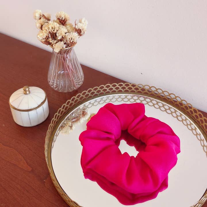 RASPBERRY/vanlig flashig rosa polyester scrunchie för wholesale av Laure Derrey